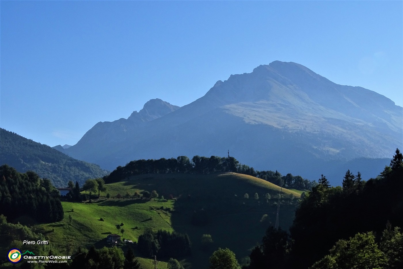 01 Pizzo Arera che saliremo dalla cresta est e scenderemo dalla sud.JPG